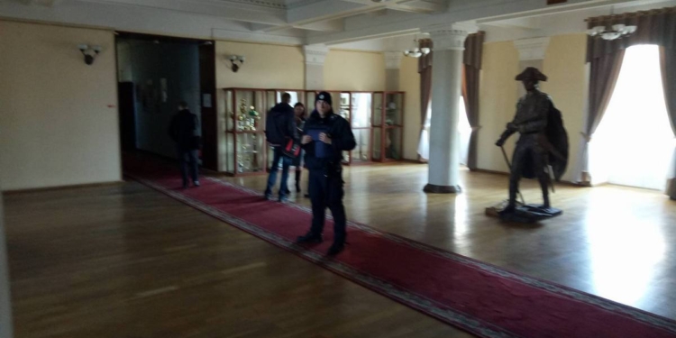 Сессию Николаевского горсовета «заминировали», а активисты потолкались с полицией