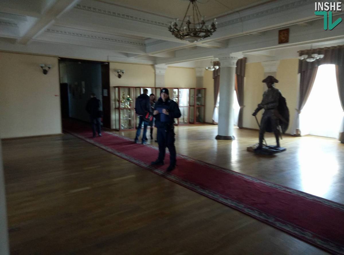 Сессию Николаевского горсовета «заминировали», а активисты потолкались с полицией