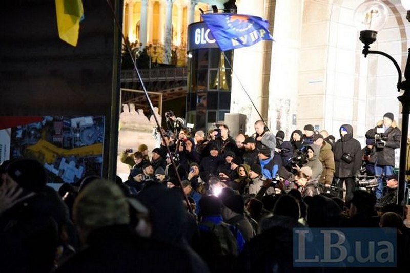 На Майдане в Киеве активисты устроили потасовку с правоохранителями и установили две палатки 7