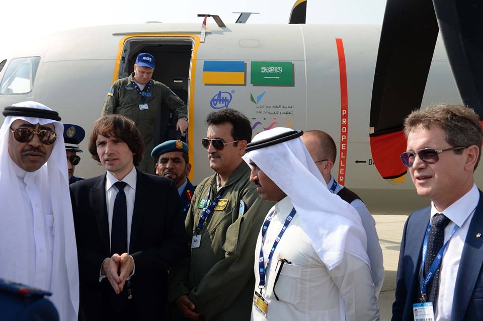 На автосалоне в Дубае Антонов показал два транспортных самолета 7