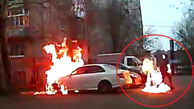 Пытаясь поджечь чужой Mersedes мужчина вспыхнул сам