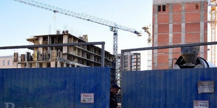 В Киеве на месте скандальной застройки произошла стычка между нардепами, активистами и охраной