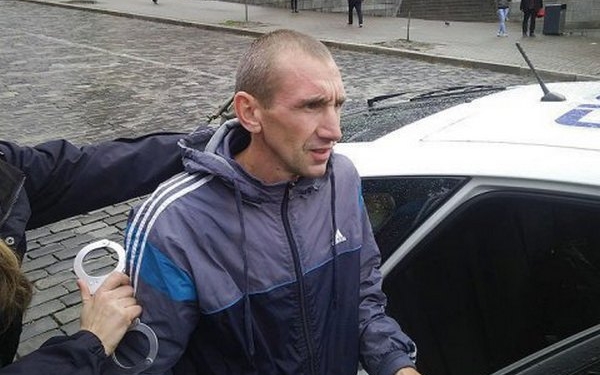 Вандала, разрушившего памятник Небесной сотне, приговорили к 4 месяцам ареста