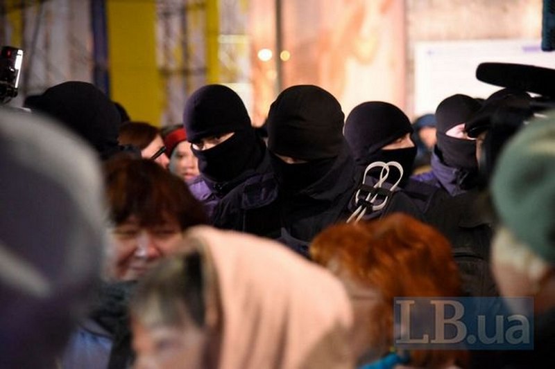 На Майдане в Киеве активисты устроили потасовку с правоохранителями и установили две палатки 9