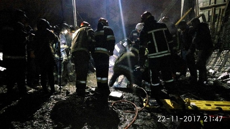 В Ивано-Франковске обвалилась стена во время строительства школы – погиб один рабочий, а четверых успели спасти из-под завалов 21