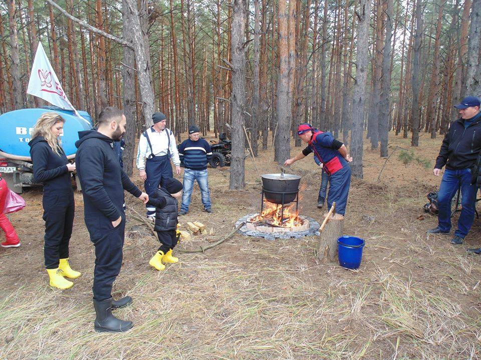 На Николаевщине волонтеры высадили около 20 тысяч сеянцев крымской сосны 13
