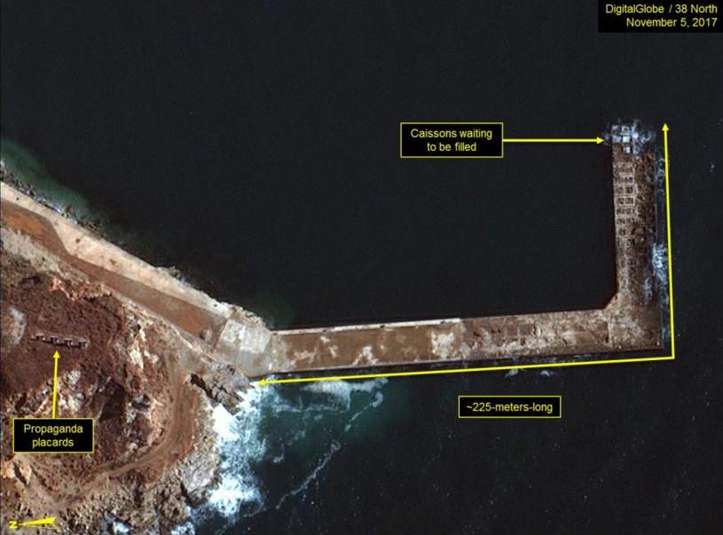 КНДР строит свою первую подводную лодку, оснащенную баллистическими ракетами 15