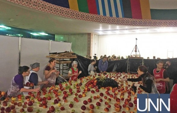 В Украине испекли самый тяжелый вегетарианский торт в мире