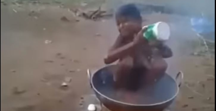 Такая йога? В Индии сняли, как ребенок добровольно “варится в котле” над костром