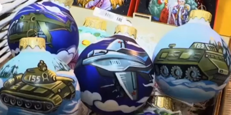Танками по зайчикам. В РФ продают елочные игрушки с военной техникой
