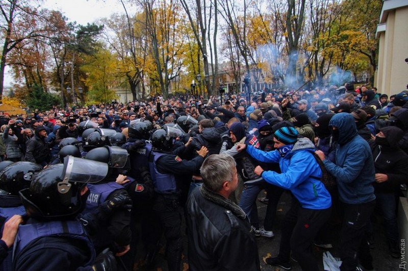 Во время вчерашних столкновений в Одессе травмировали более 20 полицейских 13