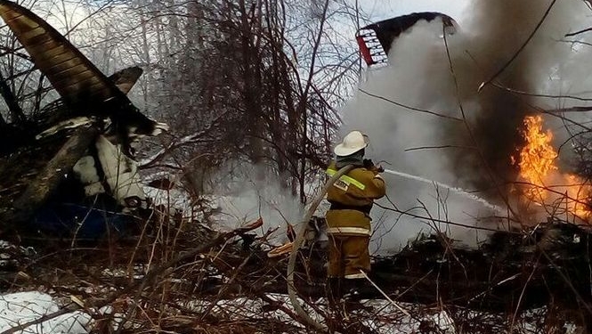 В РФ между домами упал самолет