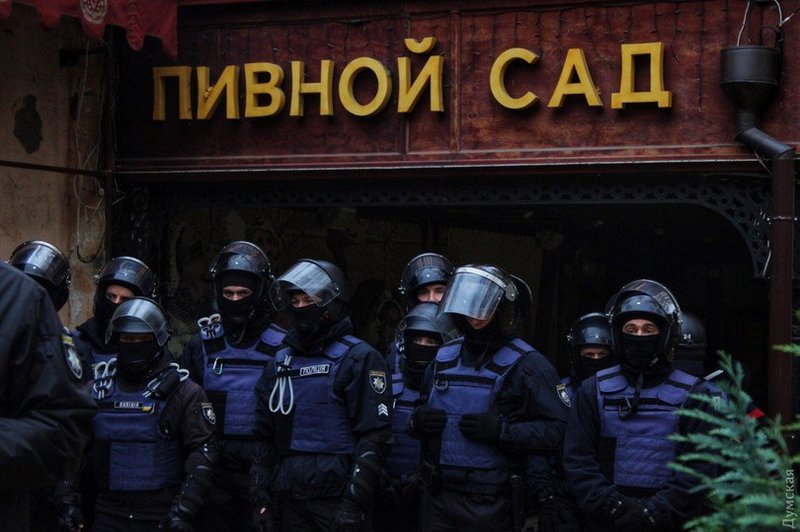 Во время вчерашних столкновений в Одессе травмировали более 20 полицейских 15