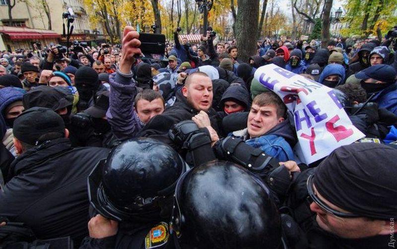 Во время вчерашних столкновений в Одессе травмировали более 20 полицейских 33