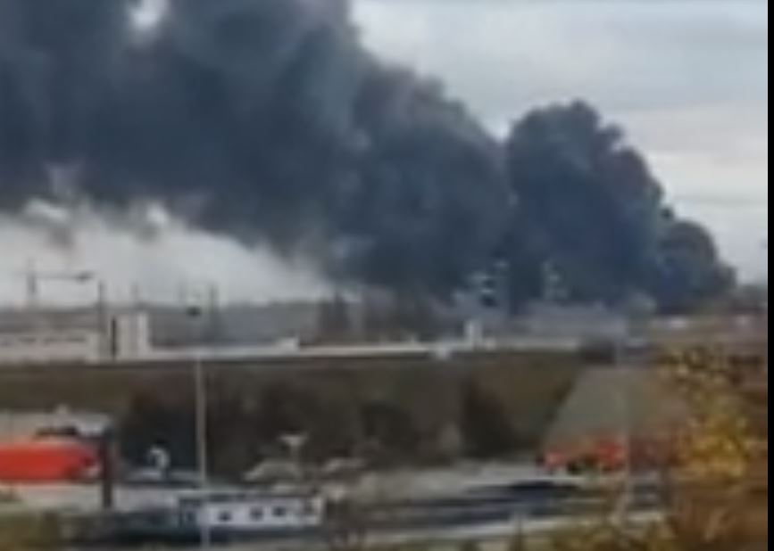 В Бельгии сгорела фабрика сладостей, мэр заявил, что дым может быть токсичным 1