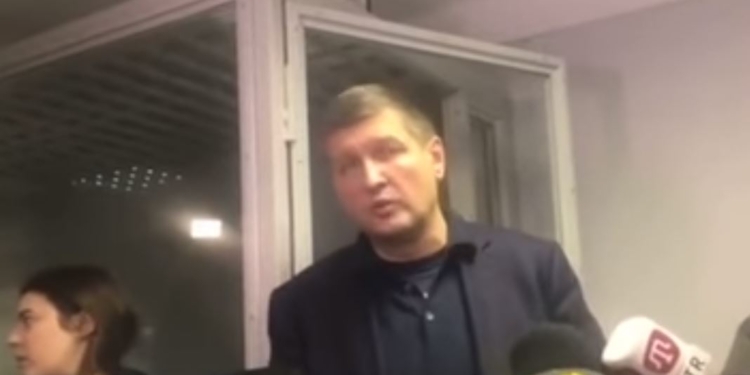 Сына нардепа, ограбившего магазин, отпустили домой