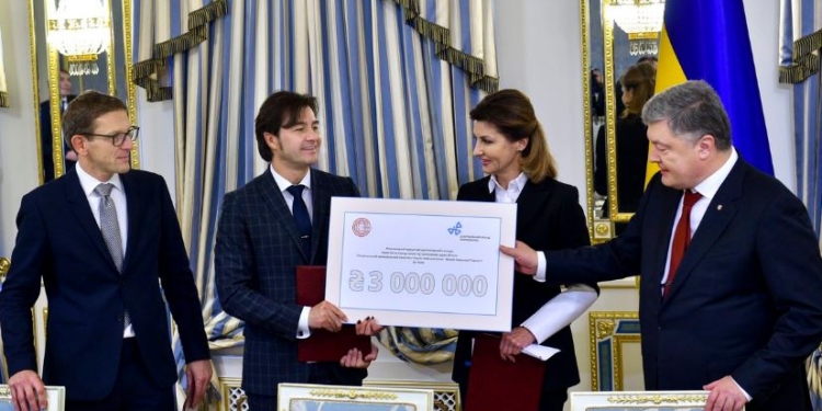 Чета Порошенко на организацию конкурса для создания Музея Революции Достоинства передала сертификат на 3 млн.грн.