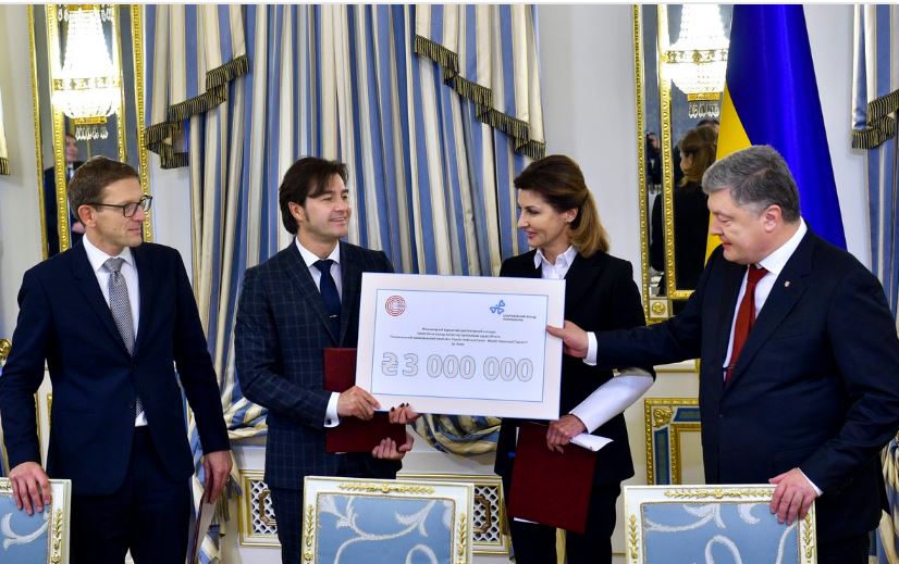 Чета Порошенко на организацию конкурса для создания Музея Революции Достоинства передала сертификат на 3 млн.грн. 1