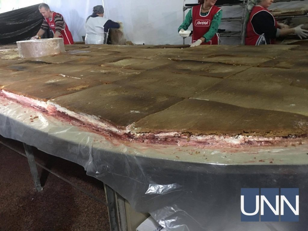 В Украине испекли самый тяжелый вегетарианский торт в мире 1