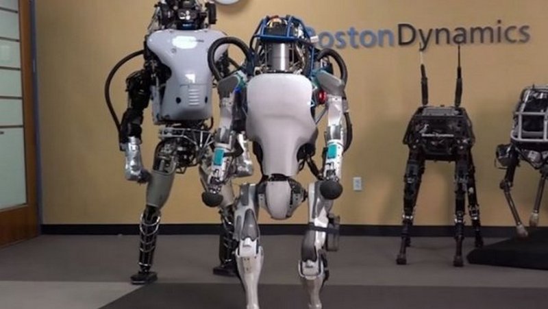 Boston Dynamics показала человекоподобного робота, который может делать сальто назад 1