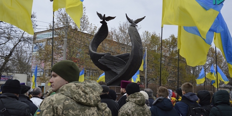 “День Достоинства и Свободы”: николаевцы почтили память Героев “Небесной Сотни”