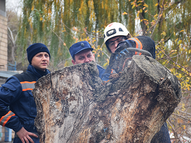 Николаевские спасатели провели внеплановые учения по спасению людей на воде 13