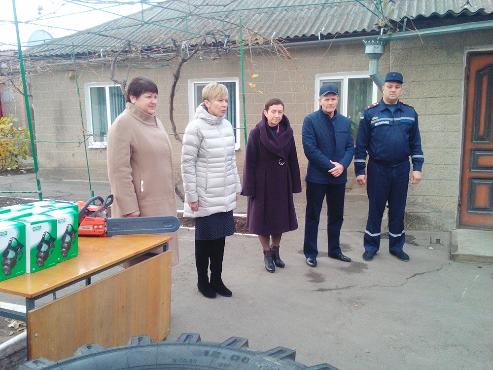 Николаевские спасатели получили от местной власти Братского района шины, маски и пилу 1