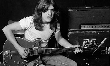 Умер один из основателей AC/DC