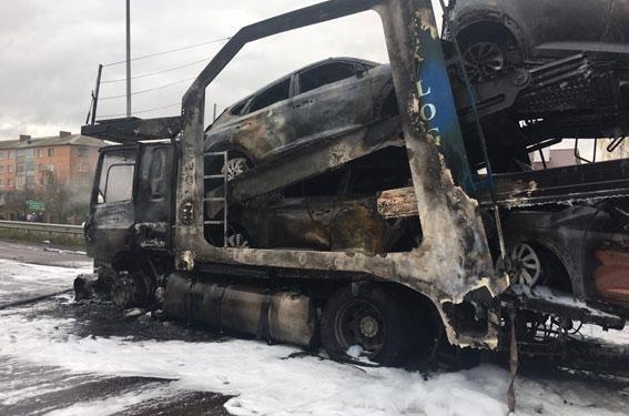 На трассе Киев-Чоп столкнулись два автовоза – погиб водитель, сгорели новые авто