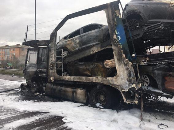 На трассе Киев-Чоп столкнулись два автовоза - погиб водитель, сгорели новые авто 5