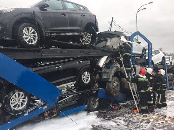 На трассе Киев-Чоп столкнулись два автовоза - погиб водитель, сгорели новые авто 1