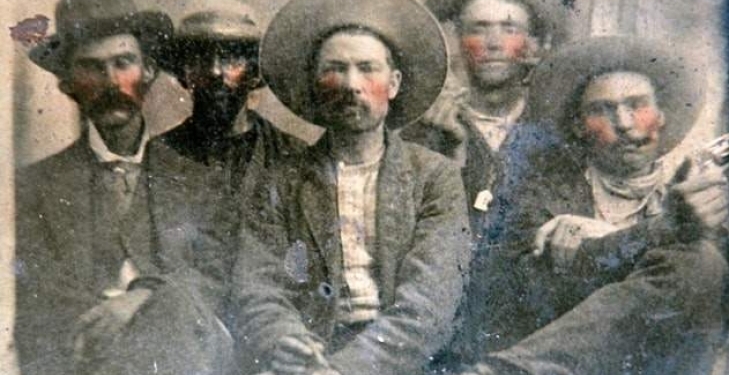 Через шесть лет после покупки старого фото на барахолке американец узнал, что оно стоит миллионы