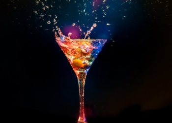 Создан уникальный стакан, который “превращает” воду в любой напиток