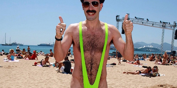 В Казахстане задержали туристов из Чехии в “купальниках Бората” – Саша Барон Коэн пообещал заплатить штраф