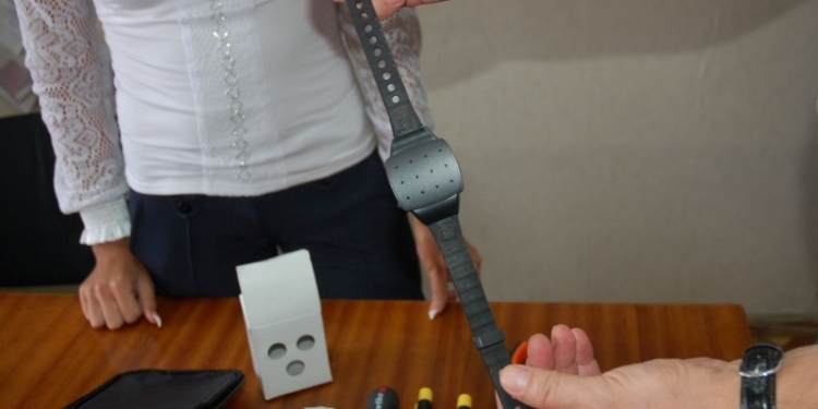 Чтобы и сыну Авакова хватило: Нацполиция объявила тендер на закупку 500 электронных браслетов за 38 млн грн