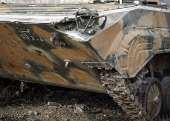 Полезное начинание: в России кандидаты в губернаторы ложатся под БТР и прыгают с парашутом