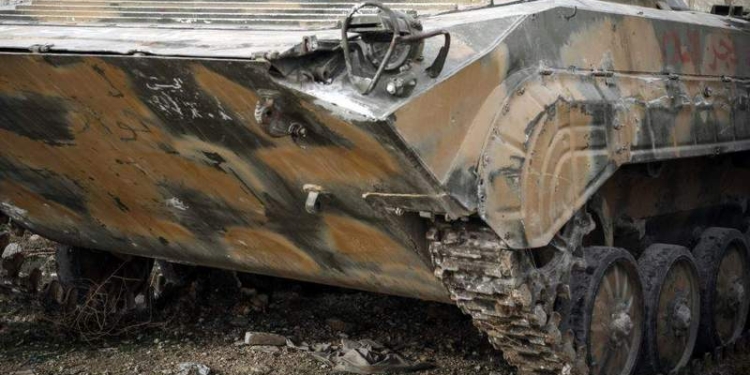 Полезное начинание: в России кандидаты в губернаторы ложатся под БТР и прыгают с парашутом