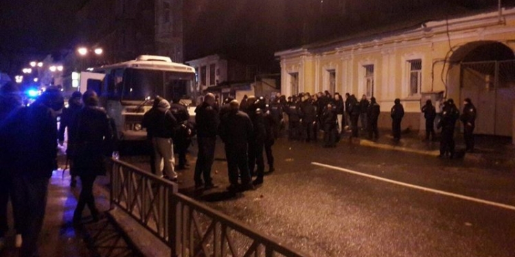 Массовая драка футбольных фанатов в Харькове: разнесен паб, арестовано более полусотни болельщиков
