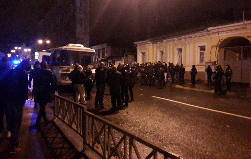 Массовая драка футбольных фанатов в Харькове: разнесен паб, арестовано более полусотни болельщиков 1