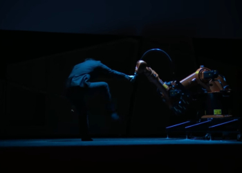 Танцевальный дуэт человека и робота: очень красиво и жутковато