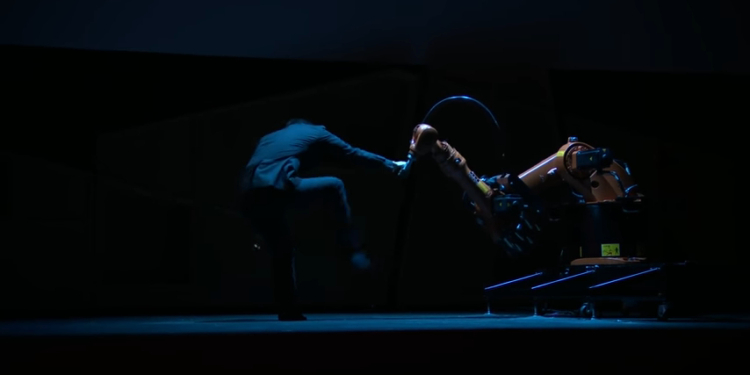 Танцевальный дуэт человека и робота: очень красиво и жутковато