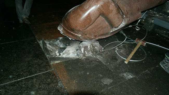 В Запорожье разбили Сталина, а обломки бюста возложили к памятнику жертвам Голодомора