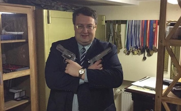 Еще один русский диверсант, переодетый в форму украинского полицейского, сжег машину Геращенко