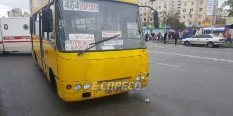 Маршрутка в Киеве на остановке раздавила семейную пару