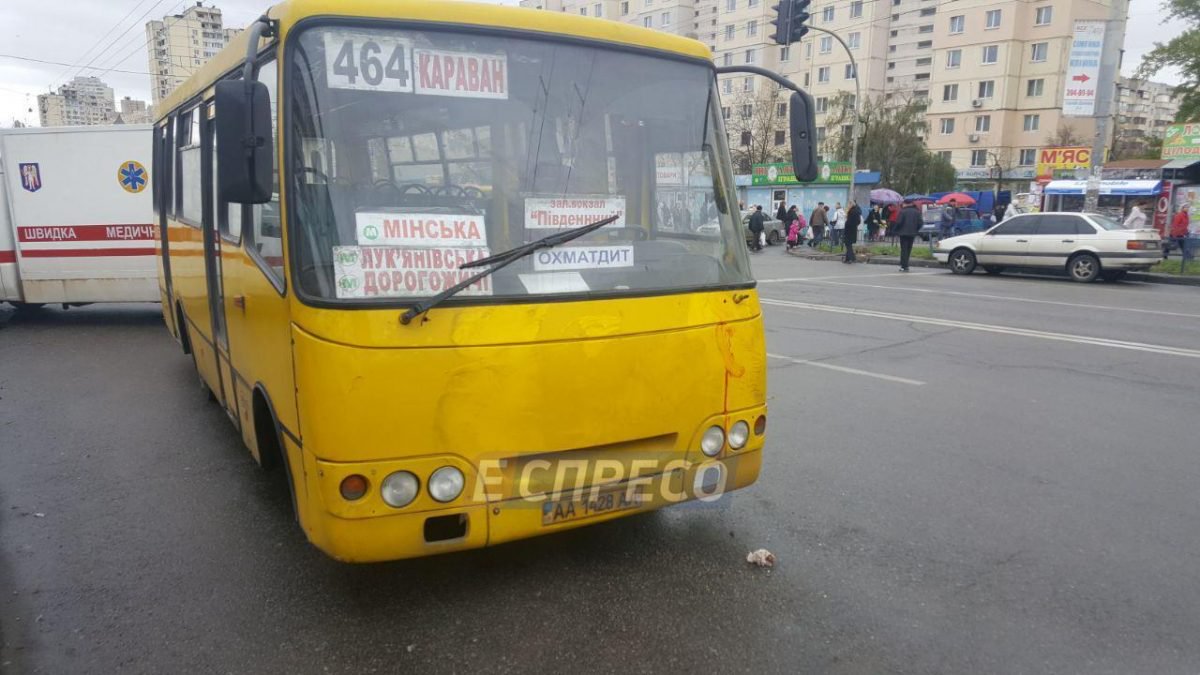 Маршрутка в Киеве на остановке раздавила семейную пару