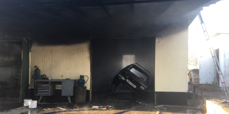 На Николаевщине два автомобиля сгорели в гаражах