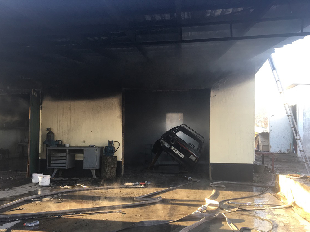 На Николаевщине два автомобиля сгорели в гаражах 1