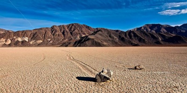 Блуждающие камни Долины Смерти: ученые считают, что раскрыли секрет одного из самых необычных природных явлений Земли