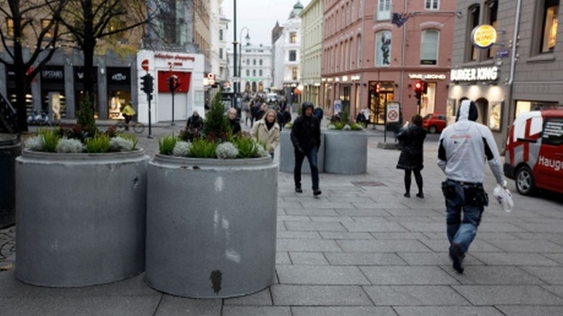Для защиты от террористов. В центре норвежской столицы появились гигантские клумбы 1