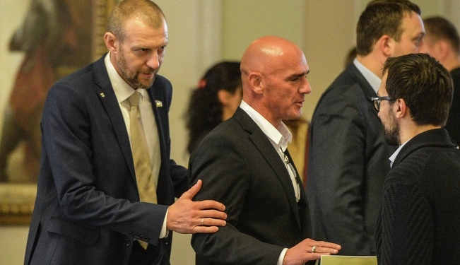 Сюда трудно зайти и невозможно выйти? Двое нардепов просили забрать у них мандаты. Верховная Рада отказала